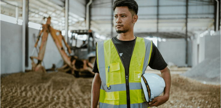 Peut-on travailler seul sur un chantier du bâtiment ?